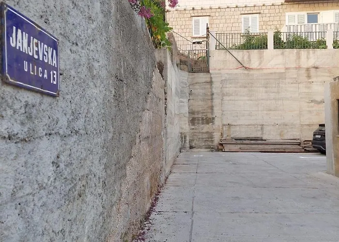 Perina - Free Parking Dubrovnik